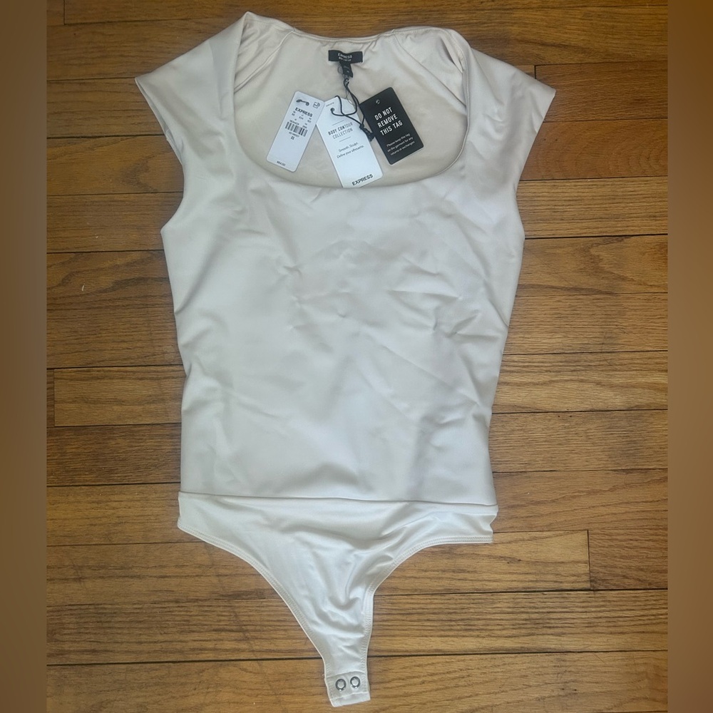 Body Contour Faux Leather
Scoop Neck Cap Sleeve Bodysuit